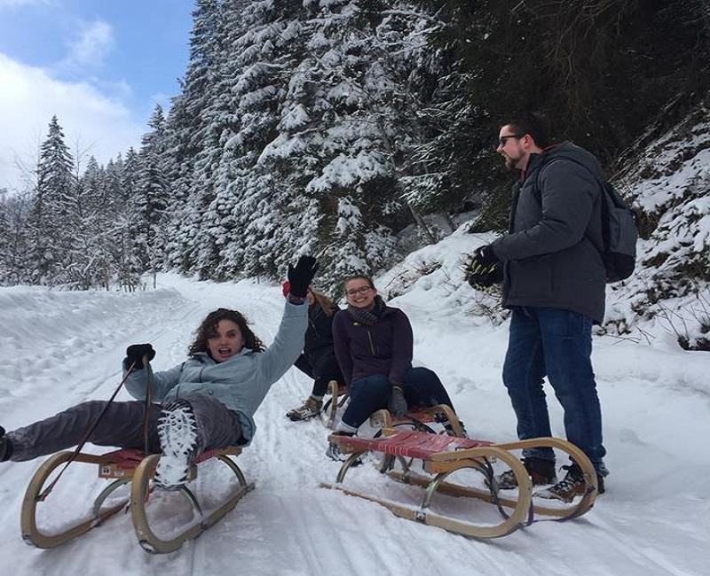 学生们在奥地利滑雪橇