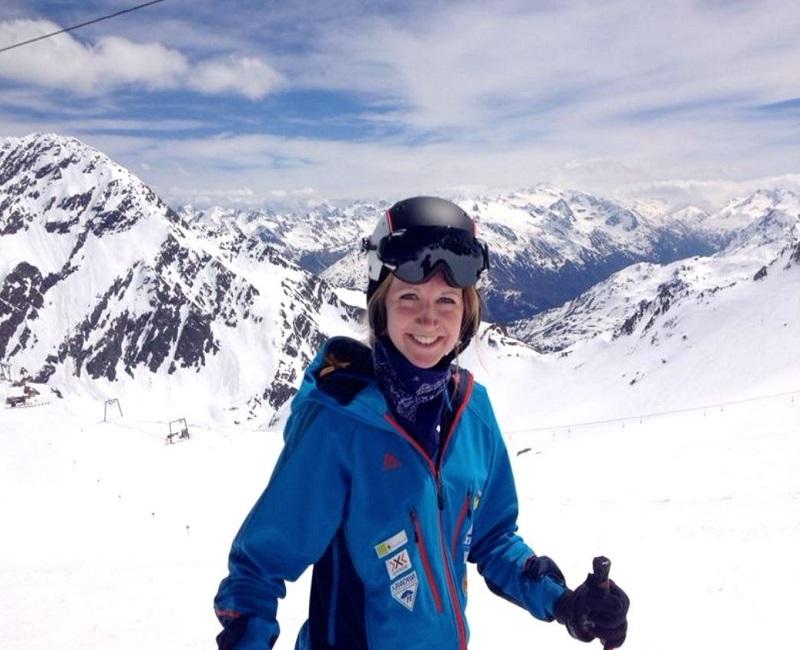 学生在阿尔卑斯山滑雪